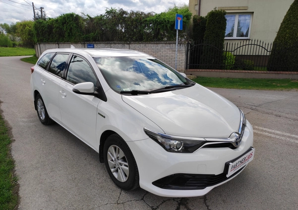 Toyota Auris cena 72000 przebieg: 95000, rok produkcji 2018 z Brzesko małe 254